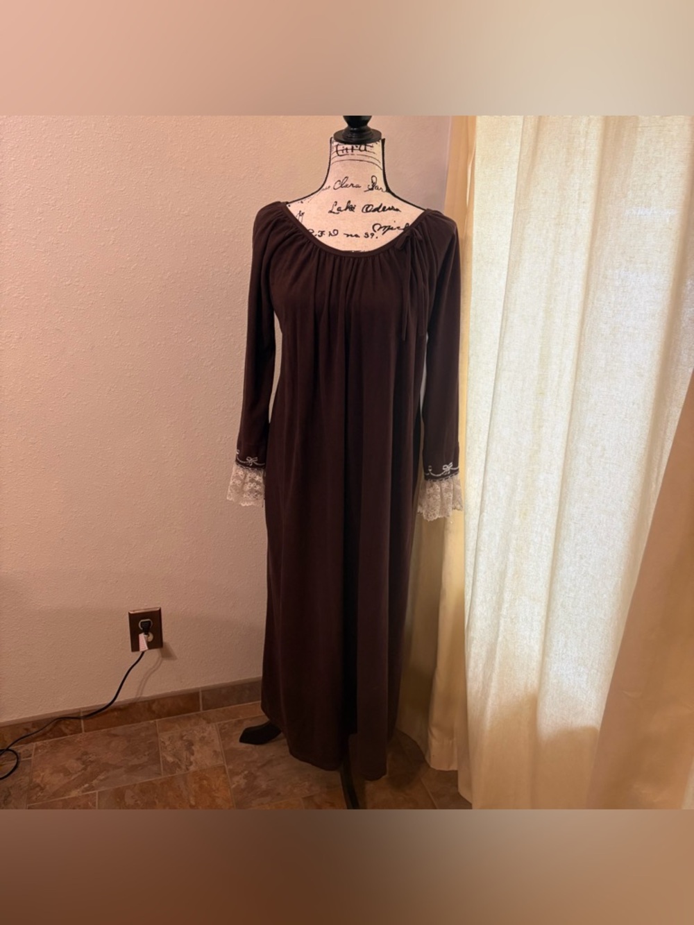 Vintage 70’s Deena Long Lace Sleeve Nightgown